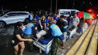 Decenas de heridos fueron trasladados a casas de salud tras el terremoto. (ALAN TANGCAWAN / AFP)
