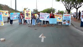 La indignación llevó a los afectados a bloquear un tramo de la avenida Narcisa de Jesús. (Ecuavisa)