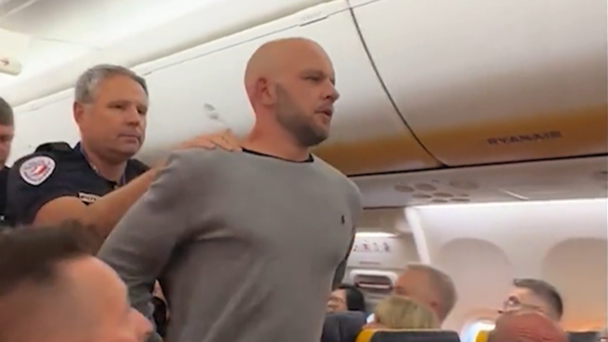 Uno de los detenidos en el vuelo (Captura de pantalla)