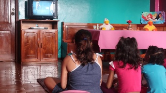Tres niñas ven televisión en Santo Domingo, en una fotografía de archivo. (Raisa Castro / EFE)