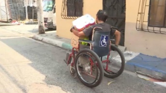 Imagen de un beneficiario del Bono de Desarrollo Humano. (Televistazo)