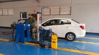 Proceso de revisión vehicular en Quito. (QuitoInforma)