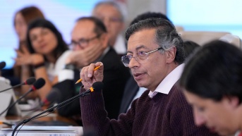 Fotografía cedida por la Presidencia de Colombia del mandatario, Gustavo Petro, hablando durante un Consejo de Ministros, en Bogotá, Colombia. (EFE)