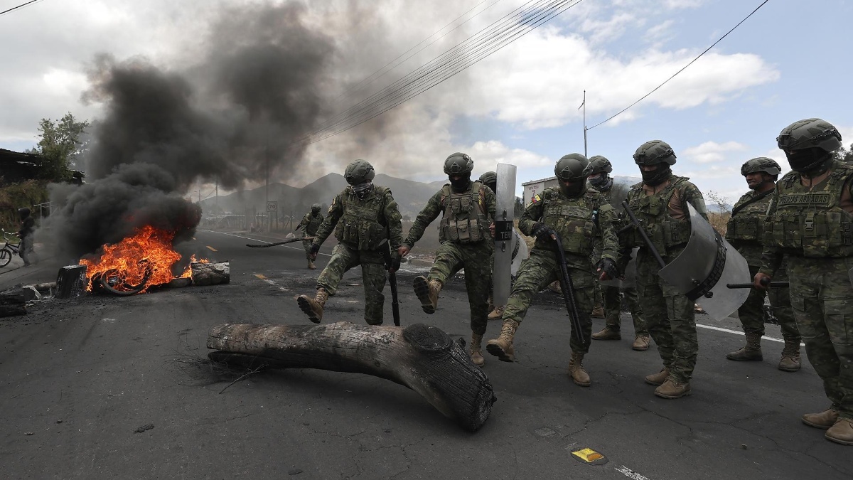 Integrantes de las Fuerzas Armadas remueven escombros después de una protesta en la avenida panamericana norte este martes, en Tabacundo (Ecuador). (JOSÉ JÁCOME / EFE)