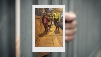 Imagen de los comuneros detenidos junto a los policías, en Azuay. (Captura de pantalla / FOA)