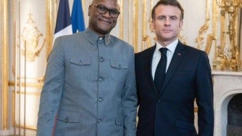 El ex embajador de Sudáfrica en Francia junto al presidente Emmanuel Macron (Foto web)
