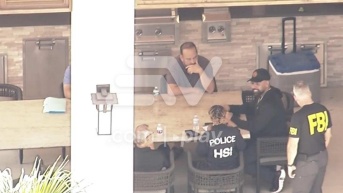 Xavier Jordán junto a los uniformados. (Telemundo 51)