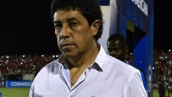 El entrenador de Mushuc Runa, Paúl Vélez, en un partido por Copa Sudamericana (AFP)
