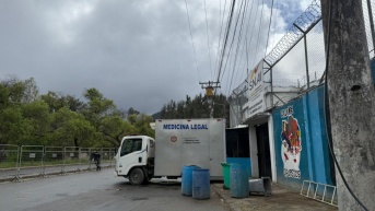 Un carro de medicina legal acudió este jueves 2 de octubre a recoger el cuerpo del recluso. (Cortesía)