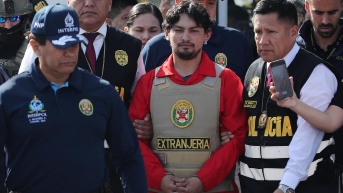 Matías Agustín Ozorio, de nacionalidad argentina, es trasladado por integrantes de la Policía Nacional de Perú (PNP) y de Interpol para ser entregado a la Policía Argentina este jueves, en la Base Aérea de Policía Aérea de Perú en Lima, Perú. (EFE)