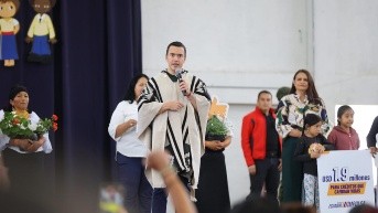 Foto del presidente Daniel Noboa en un evento para entregar beneficios en Otavalo, Imbabura. (Presidencia de la República)