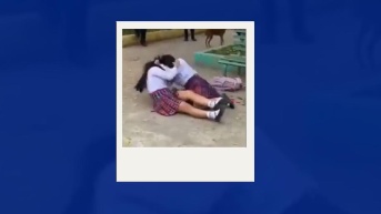 Estudiantes protagonizan violenta pelea en el Carmen, Manabí. (Captura del video)