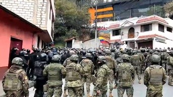 Militares y policías impidieron que una marcha avance al centro de Guaranda. (Televistazo)