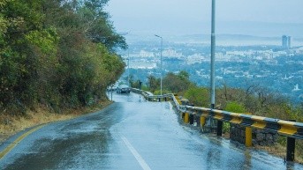 Vías mojadas por fuertes lluvias (Foto de Shujaat Muzaffar [Unsplash])