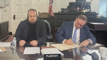 Imagen de Xavier Jordán y Richard Díaz, abogado del prófugo en Estados Unidos. (Televistazo)