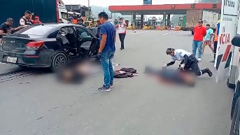 En videos difundidos en redes sociales se observa cómo los hombres baleados, aún con vida, quedaron tendidos sobre la calzada. (Cortesía)