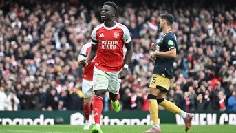 El delantero del Arsenal, Bukayo Saka, celebró su gol contra el West Ham por la Premier League (Foto: AFC Pics)