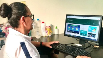 Adultos mayores recibiendo educación. (Foto: Internet.)