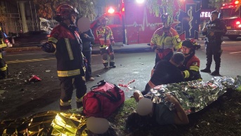 Personal médico atiende a los heridos. (Bomberos Quito)