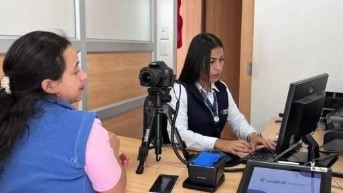 Imagen referencial de una usuaria en el Registro Civil. (Cortesía del Registro Civil)