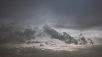 Cielos nublados serán presentes en todo el país, además persisten las lluvias en la Sierra y Amazonía (Foto de Foad Roshan [Unsplash])