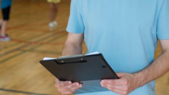 Imagen referencial para graficar a un profesor de educación física. (Freepik)