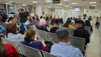 Los usuarios en las salas del Registro Civil en Quito. (Diego Bravo / Ecuavisa)