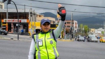 Un agente civil de tránsito gestionando la movilidad en Quito. (Cortesía del Municipio de Quito)