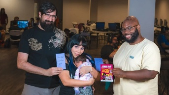 La mamá gamer que ganó un torneo de Mortal Kombat con su hijo recién nacido en brazos (Foto web)