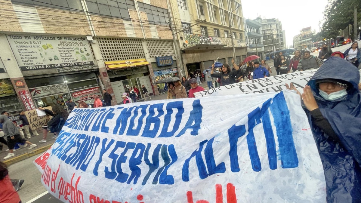 Los manifetantes se movilizan por la avenida 10 de Agosto. (Cortesía VIentos del Pueblo)
