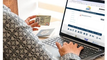 Imagen referencial de una persona en la página web del CNE. (Cortesía del CNE)