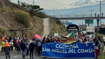 Marcha de los habitantes de San Miguel de Calderón, en la Panamericana Norte. (Ecuavisa)