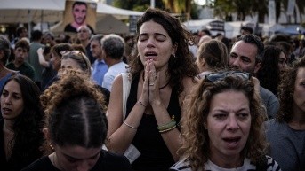 Ciudadanos celebrando el anuncio del fin de la guerra en Tel Aviv. (JOHN WESSELS / AFP)