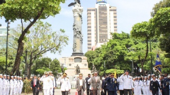 María José Pinto rindió homenaje a Guayaquil y a los héroes del 9 de octubre con una ofrenda floral en la Columna de los Próceres. (Foto: Vicepresidencia de la República)