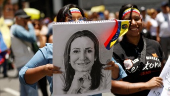 Imagen de agosto de 2024. Simpatizantes sostienen un retrato de María Corina Machado en una protesta en Caracas, Venezuela. (AFP)