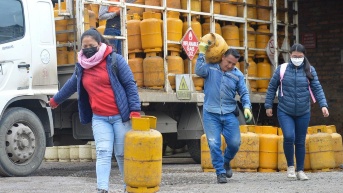 El cilindro de gas, usado como chantaje, se vende hasta en USD 15 en Otavalo. (Archivo API)