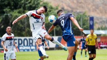Jugadores de ambos clubes disputando el balón. (Atlético JBG)