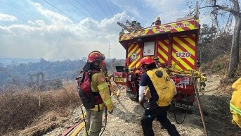 Bomberos de Guayaquil luchan para extinguir un incendio forestal en el sector de Casas Viejas, en la vía a la Costa. (Bomberos de Guayaquil)