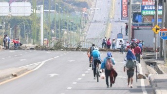 Cierre de las vías en el cantón Antonio Ante, afectado por las manifestaciones por la eliminación del subsidio al diésel. (Foto: API)