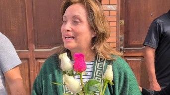 La expresidenta de Perú, Dina Boluarte, habla con simpatizantes este sábado, en Lima (Perú). (Foto: EFE)