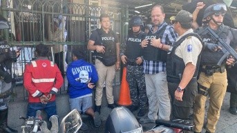 Dos detenidos iban en motos reportadas como robadas y tenían un arma de fuego en Guayaquil. (Ministerio del Interior)