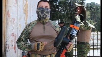 Militares exhiben las armas no letales que usan para disuadir protestas violentas en Ecuador. (Captura de video)