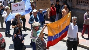 Diversos colectivos sociales se congregaron en Cuenca para protestar contra el Gobierno este domingo 12 de octubre de 2025. (API)