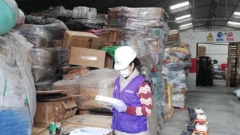 Autoridades detectaron bodega con más de 3 000 productos caducados en Quito. (Arcsa)