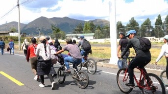 Decenas de personas buscan la forma de trasladarse a sus trabajos y domicilios en el sector de Tabacundo, pese al bloqueo de vías del paro Nacional convocado por la Conaie, el 29 de septiembre de 2025. (Foto: API)