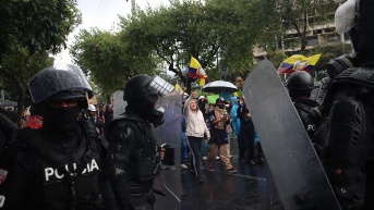 La manifestación convocada en Quito fue dispersa por las autoridades. Hubo cinco horas de confrontación con gases lacrimógenos. (API)