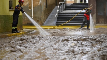 Varias personas trabajan en la limpieza de las calles durante la mañana de este lunes cuando la dana que desde ayer azota el sur de Cataluña ha provocado 69 incidentes que han dejado a 18 personas heridas, una de ellas de gravedad, tras dejar récords históricos de lluvias, que han alcanzado los 280 litros por metro cuadrado en poblaciones como Mas de Barberans (Tarragona). (EFE)