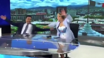Periodista sufre caída en vivo durante noticiero. (Captura de video)