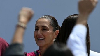 La presidenta de México, Claudia Sheinbaum muestra su apoyo tras las múltiples desapariciones y fallecimientos por las fuertes inundaciones (AFP)