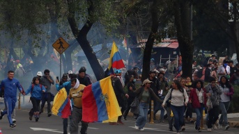 Movimientos Sociales e indígenas en la marcha denominada por la vida, la resistencia en el sector de la Villa flora, en el marco del paro nacional convocado por la Conaie. (Foto: API)